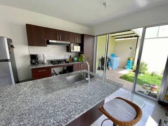 Se vende moderna casa en condominio de Tejar en El Guarco 25-476