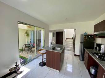 Se vende moderna casa en condominio de Tejar en El Guarco 25-476