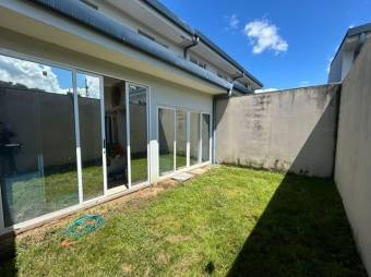 Se vende moderna casa con patio en condominio de Brasil en Santa Ana 25-487