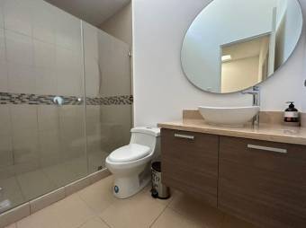 Se vende moderna casa con patio en condominio de Brasil en Santa Ana 25-487