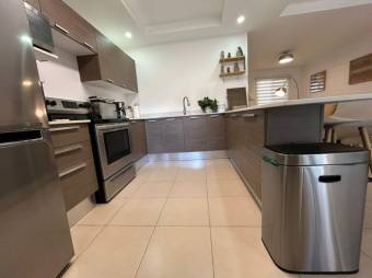 Se vende moderna casa con patio en condominio de Brasil en Santa Ana 25-487