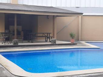 Se vende moderna casa en condominio de San Rafael Escazú 23-3096