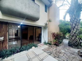 Se vende moderna casa en condominio de San Rafael Escazú 23-3096