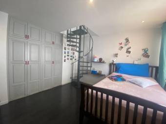 se vende moderna casa en condominio de San Rafael de Escazú 23-1956