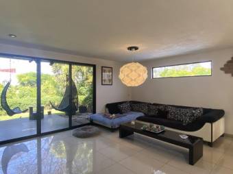 se vende moderna casa en condominio de San Rafael de Escazú 23-1956