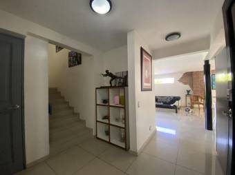 se vende moderna casa en condominio de San Rafael de Escazú 23-1956