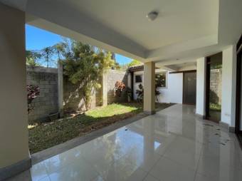 Se vende espaciosa casa en residencial de Rio Oro Santa Ana 24-1025