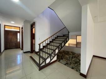 Se vende espaciosa casa en residencial de Rio Oro Santa Ana 24-1025