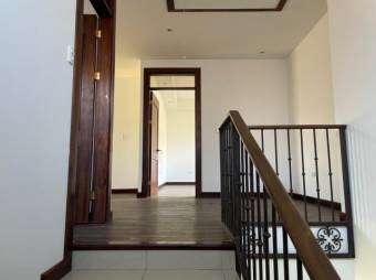 Se vende espaciosa casa en residencial de Rio Oro Santa Ana 24-1025