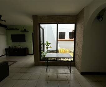 Casa a la venta en condominio Las Vueltas, en La Guacima, Alajuela.