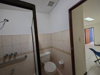 Se vende amplia casa con terreno de mas de 800m2 en Barrantes Flores A24-551