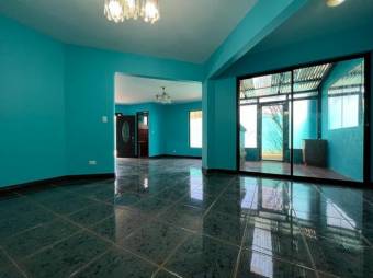 Se vende espaciosa casa con mucha luz natural en Santo Domingo Heredia A24-659