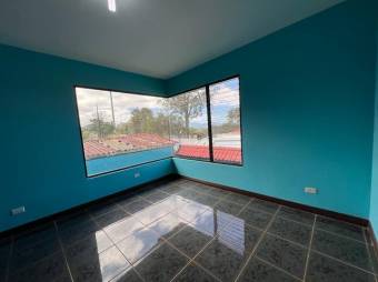 Se vende espaciosa casa con mucha luz natural en Santo Domingo Heredia A24-659