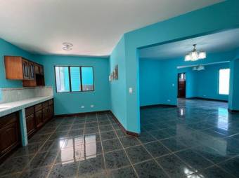 Se vende espaciosa casa con mucha luz natural en Santo Domingo Heredia A24-659