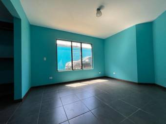 Se vende espaciosa casa con mucha luz natural en Santo Domingo Heredia A24-659