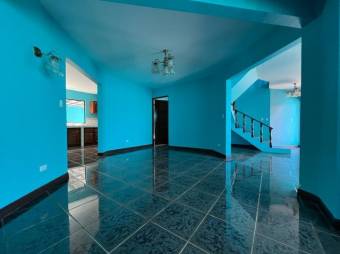 Se vende espaciosa casa con mucha luz natural en Santo Domingo Heredia A24-659