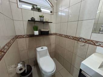 Se vende espaciosa propiedad con patio y terraza en San Francisco Heredia A25-168