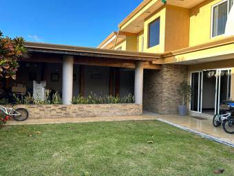 Se vende espaciosa propiedad con patio y terraza en San Francisco Heredia A25-168