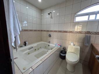 Se vende espaciosa propiedad con patio y terraza en San Francisco Heredia A25-168