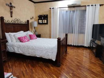 Se vende espaciosa casa en condominio de San Rafael Escazú 23-516