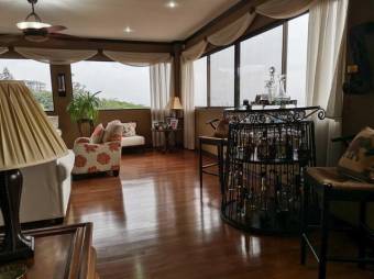 Se vende espaciosa casa en condominio de San Rafael Escazú 23-516