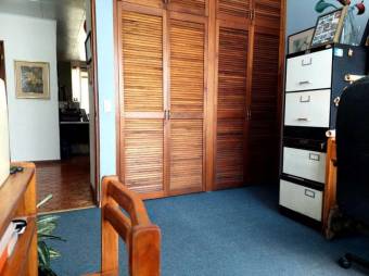 Se vende moderna casa con patio en Mata Redonda san José 24-1275