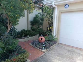 Se vende espaciosa casa con patio en San Rafael de Escazú 24-1170 