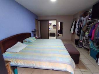 Se vende casa con 2 apartamentos en Zapote de San José 24-1248