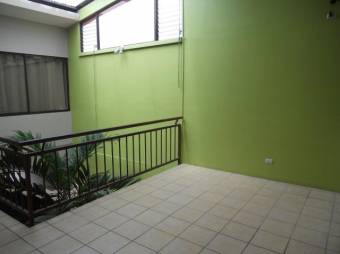 Se vende casa con 2 apartamentos en Zapote de San José 24-1248