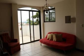 Se vende moderna casa con patio en condominio de Santa Ana 23-1014