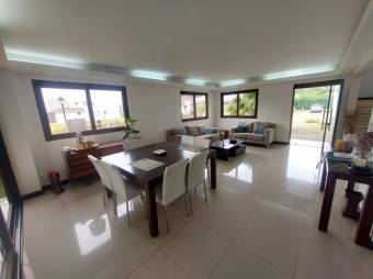 Se vende moderna casa en condominio de Guácima en Alajuela 25-488