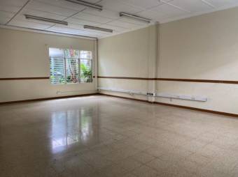 Se vende espaciosa casa con patio en Uruca de San José 24-405