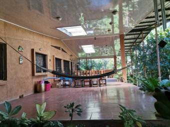 Se vende espaciosa casa con amplio lote en Santa Ana de San José 23-1533