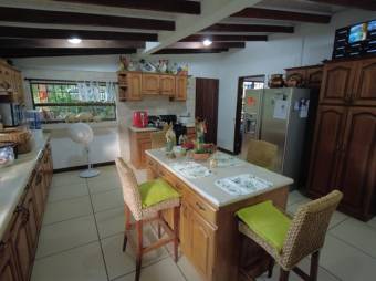 Se vende espaciosa casa con amplio lote en Santa Ana de San José 23-1533