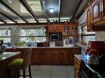 Se vende espaciosa casa con amplio lote en Santa Ana de San José 23-1533