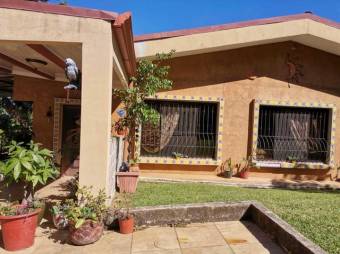 Se vende espaciosa casa con amplio lote en Santa Ana de San José 23-1533