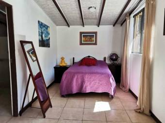 Se vende espaciosa casa con amplio lote en Santa Ana de San José 23-1533