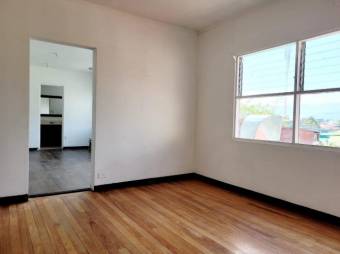 Se vende moderna casa con patio en los Yoses 25-252