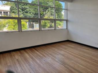 Se vende moderna casa con patio en los Yoses 25-252