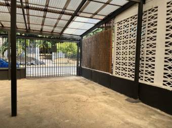 Se vende moderna casa con patio en los Yoses 25-252