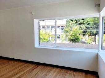 Se vende moderna casa con patio en los Yoses 25-252