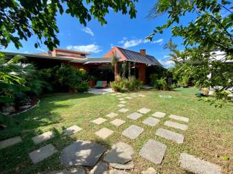 Se vende casa con patio y terraza en San Rafael de Escazú 24-167