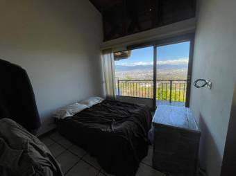 Se vende espaciosa casa en montañas de San Antonio de Escazú 22-1461