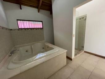 Se vende espaciosa casa en montañas de San Antonio de Escazú 22-1461