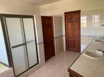 Se venden casa y apartamento con patio en San Rafael de Escazú 23-2641