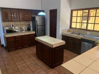 Se venden casa y apartamento con patio en San Rafael de Escazú 23-2641