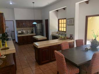 Se venden casa y apartamento con patio en San Rafael de Escazú 23-2641