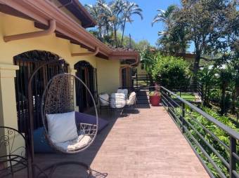 Se venden casa y apartamento con patio en San Rafael de Escazú 23-2641