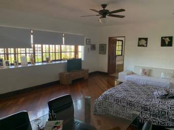 Se venden casa y apartamento con patio en San Rafael de Escazú 23-2641