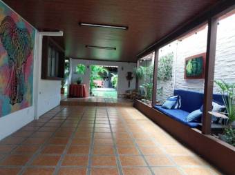 Se vende moderna casa con patio y piscina en San Rafael de Escazú 25-173